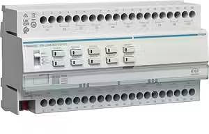 Vícekanálový světelný ovladač s mnoha připojovacími možnostmi, vhodný pro použití v elektrických instalacích.