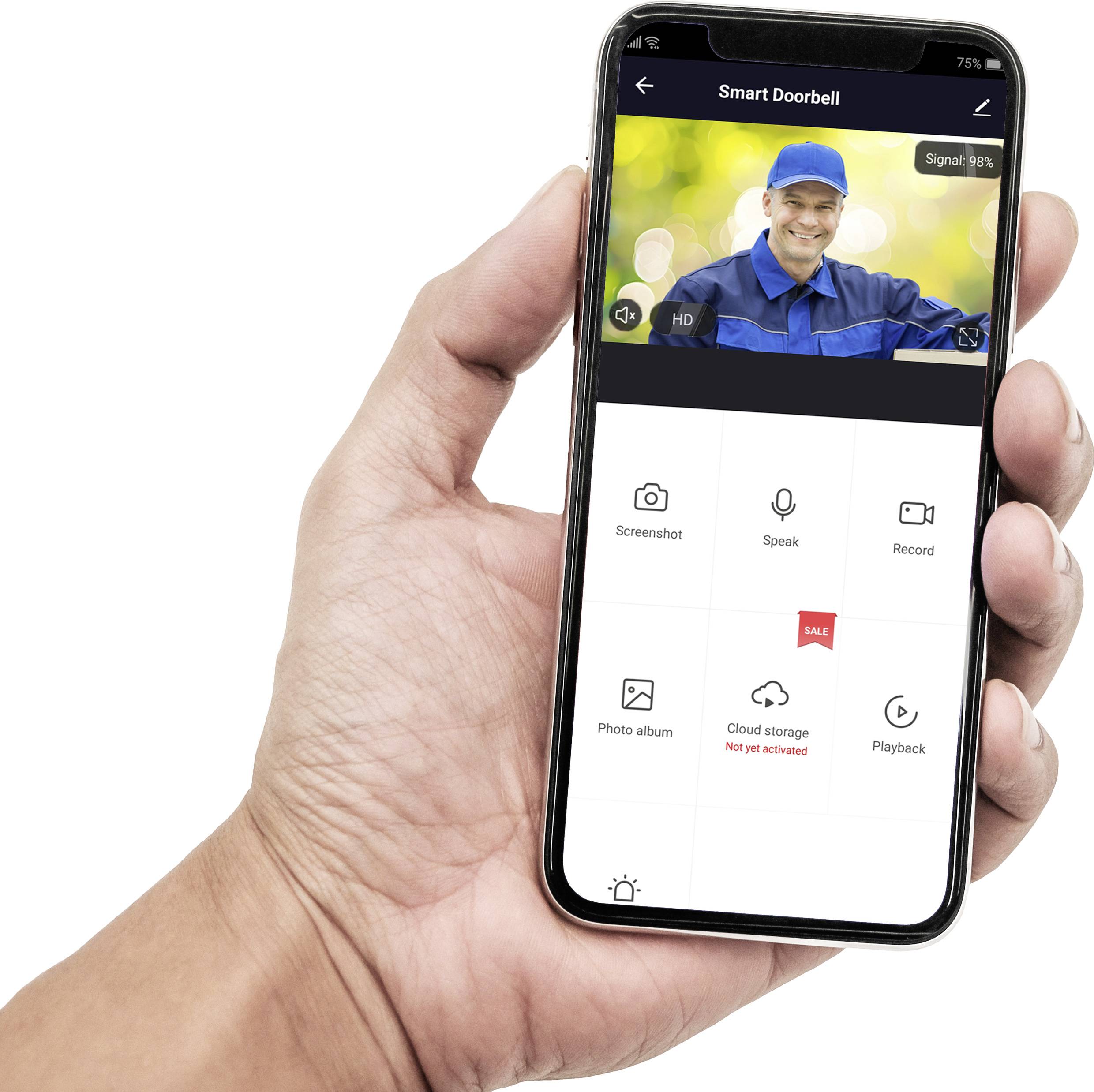 Jedna ruka drží smartphone s otevřenou aplikací nazvanou 'Smart Doorbell', která zobrazuje obrázek usmívajícího se doručovatele.