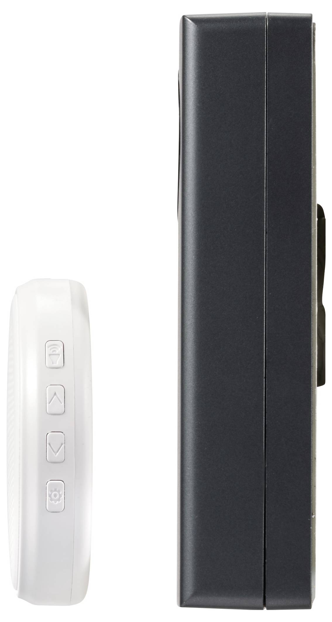 Boční pohled na dva přístroje: vlevo bílý přístroj se třemi tlačítky, vpravo černý, větší přístroj bez viditelných tlačítek.