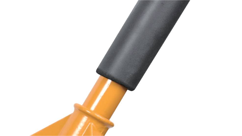 Detailní záběr oranžové tyče s černou rukojetí na bílém pozadí; součást nástroje nebo vybavení.