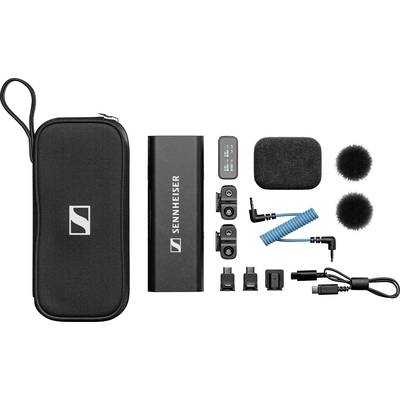 Bezdrátová sada mikrofonů Sennheiser včetně přenosného pouzdra, přijímače, vysílačů, kabelů a mikrofonních krytů pro audio nahrávání.