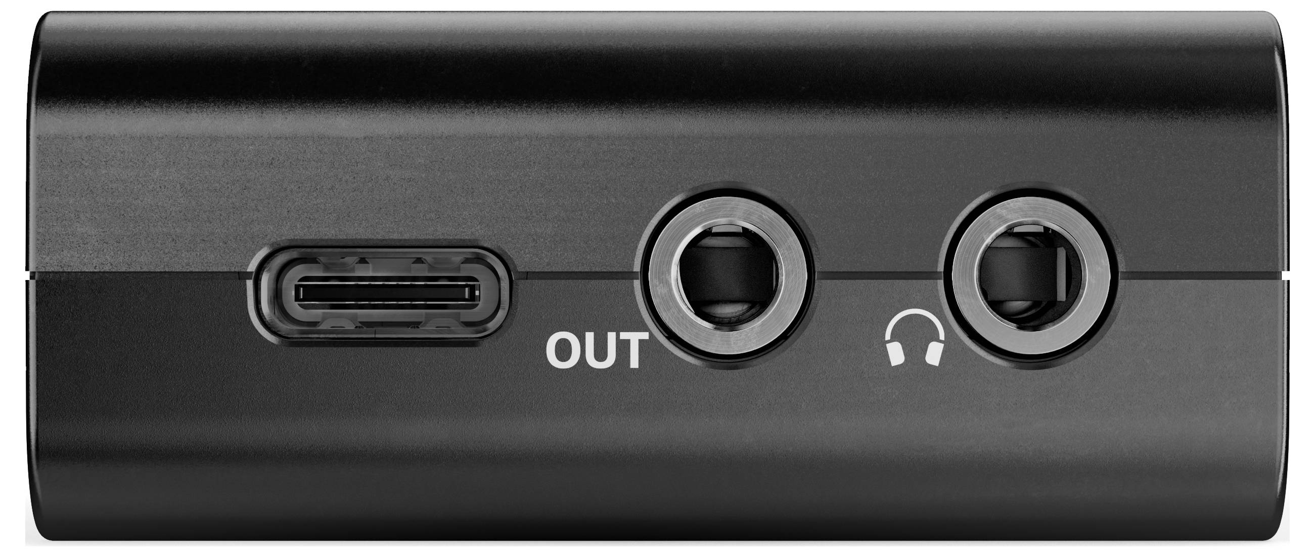 Černé audio zařízení se třemi konektory: USB-C, audio výstup a konektor pro sluchátka, zleva doprava.