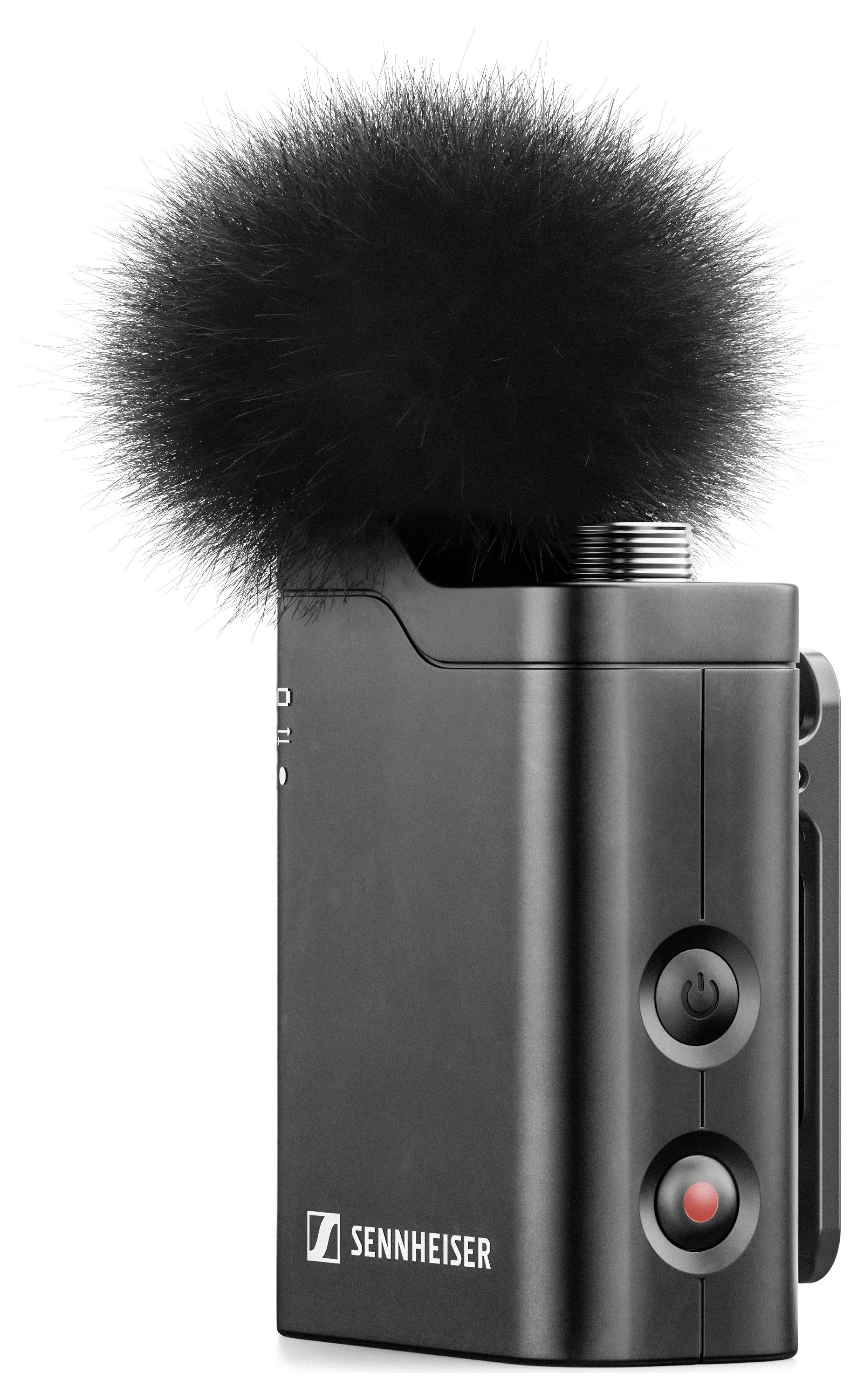 Černý mikrofon Sennheiser s větruodolným krytem ve stylu kožešiny. Má dvě tlačítka na straně, jedno pro zapnutí/vypnutí a druhé pro nahrávání.