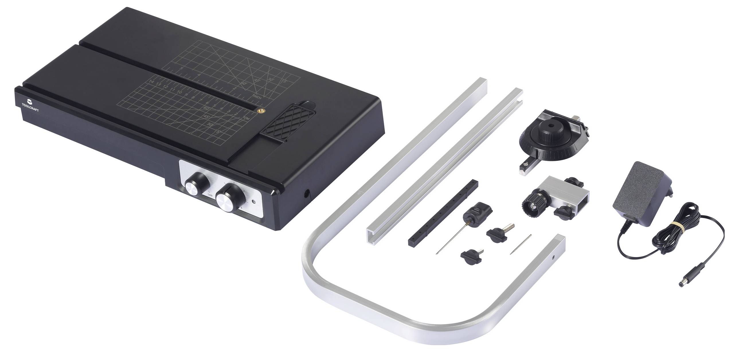 Elektrická šicí stroj s příslušenstvím, včetně jehel, pedálu a napájecího adaptéru, zobrazený na bílém pozadí.