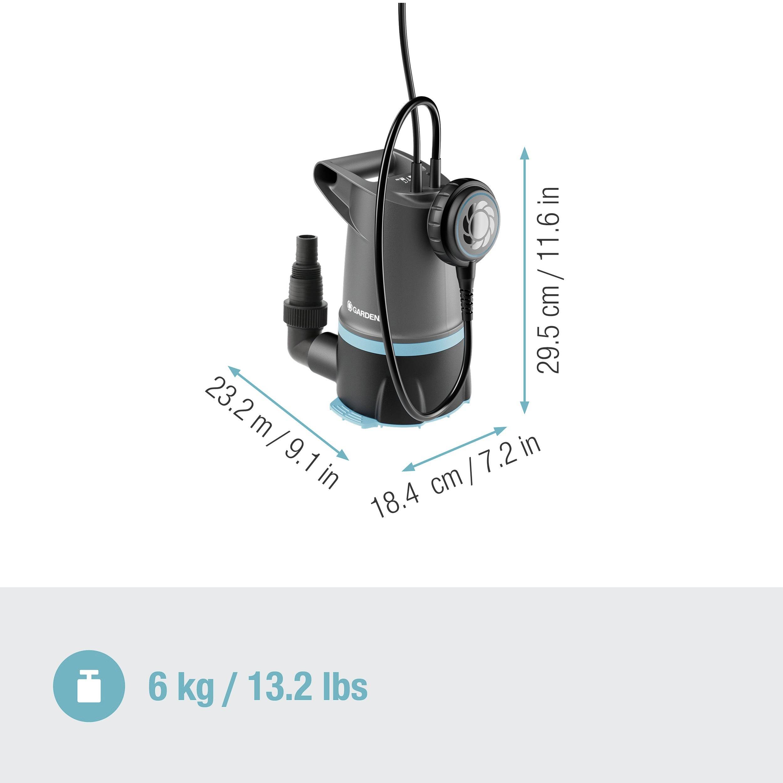 Černá vodní pumpa s modrými akcenty a rozměry: 23,2 cm šířka, 18,4 cm hloubka, 29,5 cm výška. Hmotnost: 6 kg.
