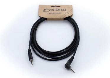 Černý audio kabel se dvěma různými konektory: přímým 3,5mm konektorem na levé straně a zahnutým 3,5mm konektorem na straně pravé.