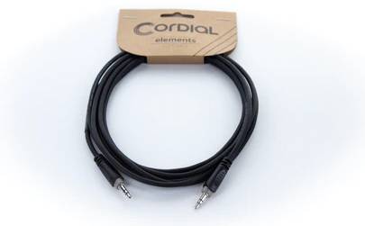 Černý audio kabel s 3,5mm jack konektory na obou koncích, zabalený na hnědém papírovém nosiči s nápisem 'Cordial elements'.