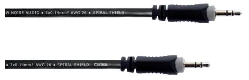 Černý audiokabel se dvěma 3,5mm jack konektory na koncích a nápisem 'LOW NOISE AUDIO 2x0.14mm² AWG 26 SPIRAL SHIELD'.
