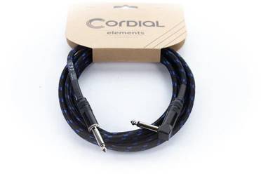 Černý kabel na kytaru s modrými akcenty a dvěma jack konektory, zabalený v kartónové krabici s nápisem 'Cordial elements'.