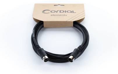 Černý audiokabel s 5-kolíkovými konektory na obou koncích, zabalený v papírovém držáku s nápisem 'Cordial elements'.
