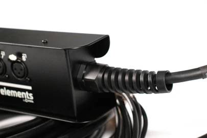 Detailní záběr černého audiokabelu zapojeného do elektronického zařízení, s viditelnými dvěma XLR konektory.