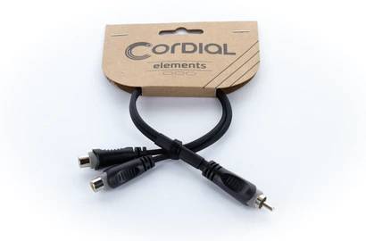 Y-kabel od firmy Cordial elements se třemi konektory: dva ženské a jeden samčí. Balení z lepenky, jednoduché designové provedení.
