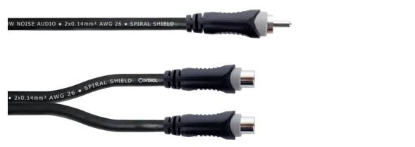 Tři černé audio kabely s RCA konektory, jeden nahoře a dva dole. Kabely jsou označeny nápisem 'LOW NOISE AUDIO'.