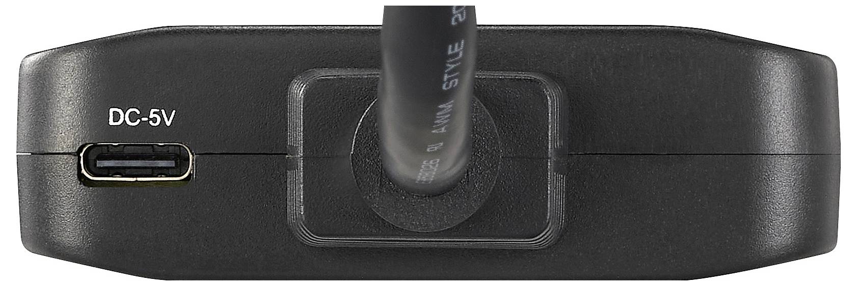 Černé elektronické zařízení s USB konektorem, označené štítkem 'DC-5V', s kabelem vedoucím nahoru.