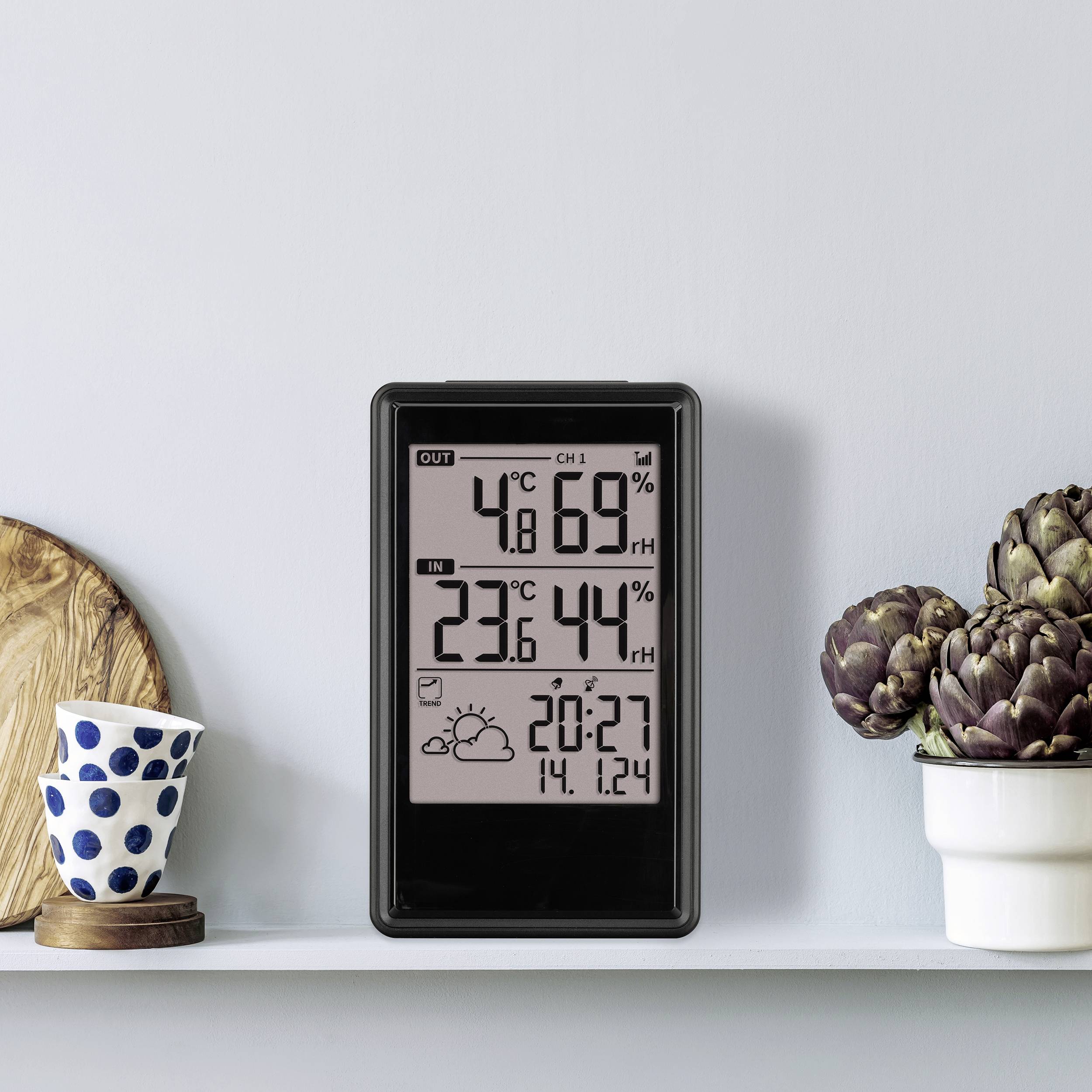 Digitální teploměr ukazuje venkovní teplotu 6,1°C a vnitřní teplotu 23,6°C. Čas je 20:27.