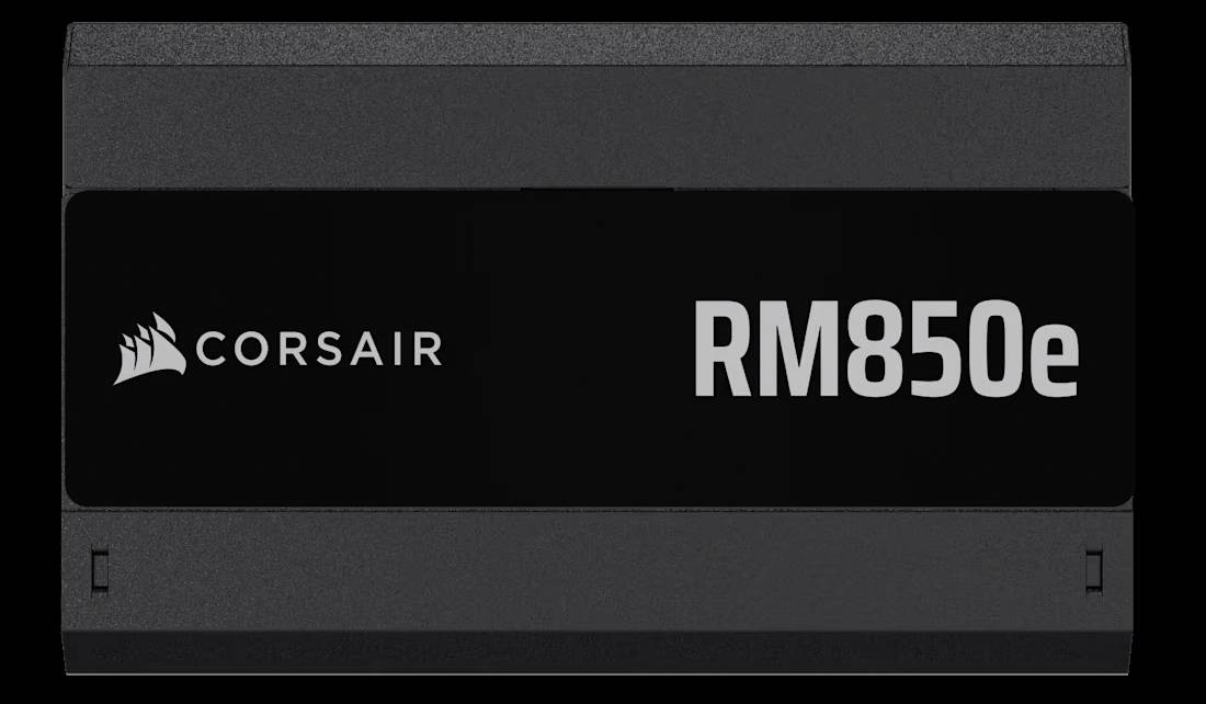 Napájecí zdroj Corsair RM850e pro počítač v černém designu, zobrazující logo modelu a specifikaci výkonu.