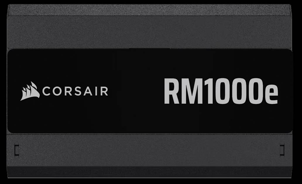 Napájecí zdroj Corsair RM1000e, černý kryt, firemní logo vlevo, název modelu vpravo.