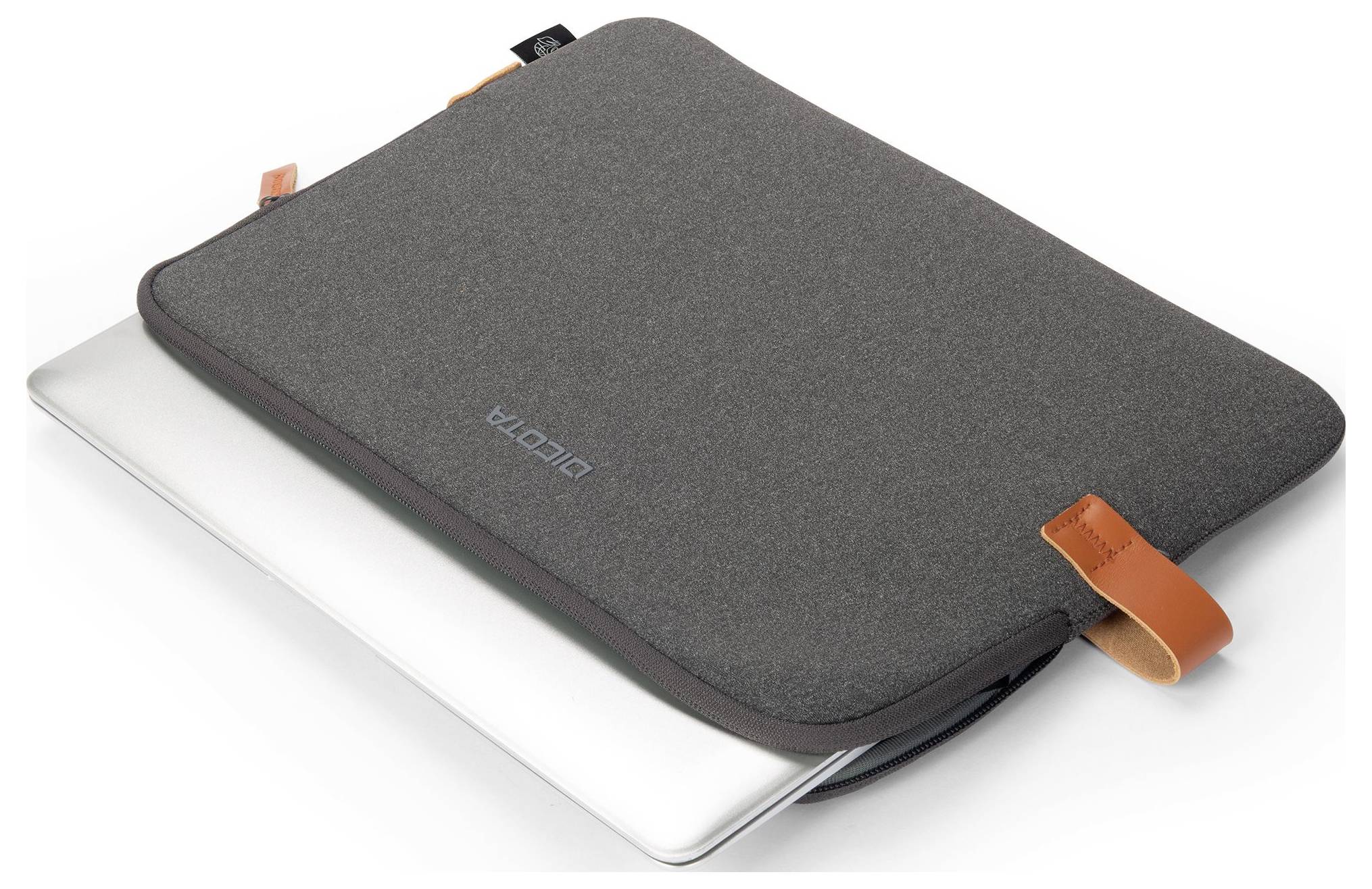 Hnědý obal na notebook s oranžovými poutky, z něhož vyčnívá stříbrný laptop.