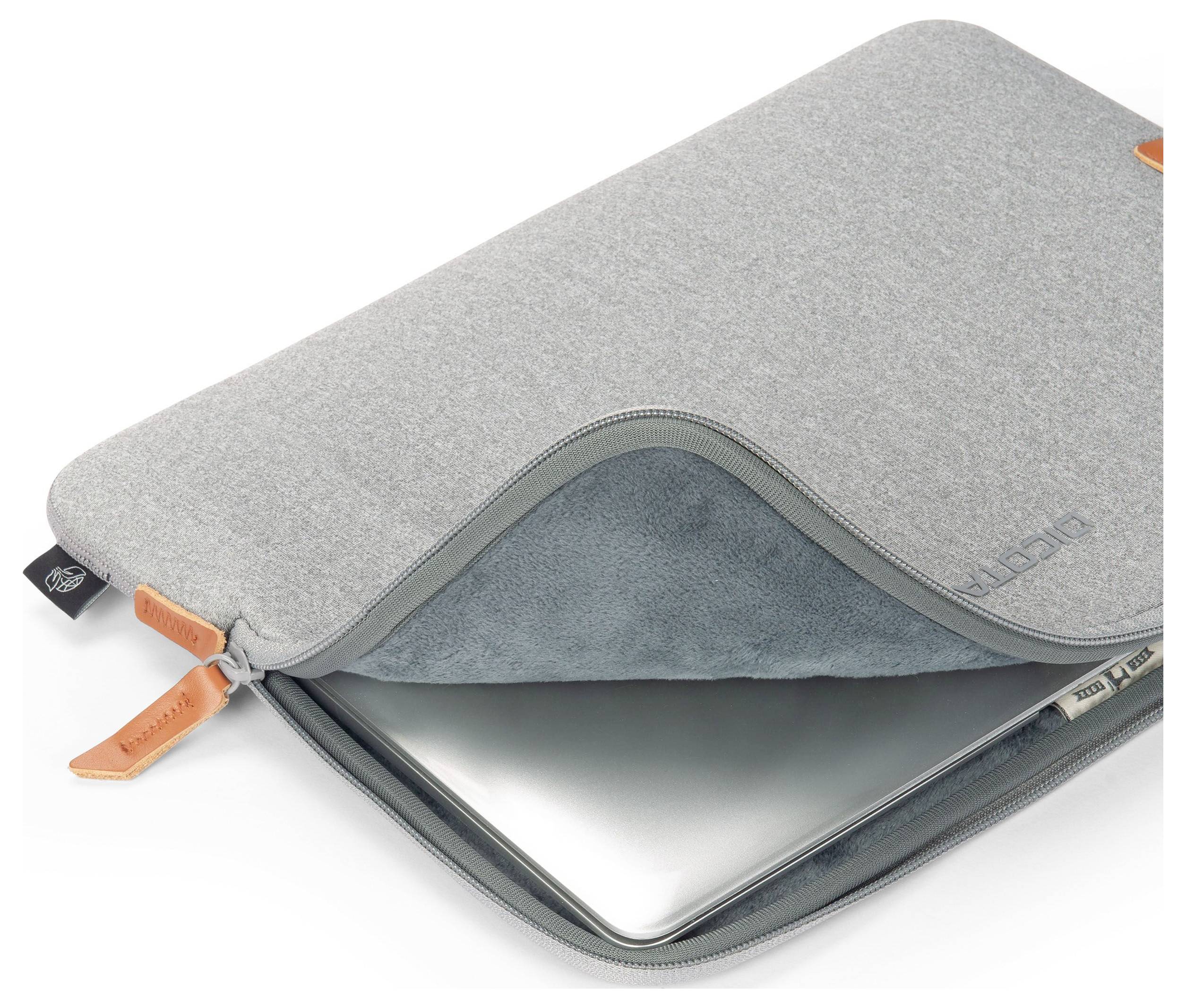 Šedá laptopová taška se zipem, částečně otevřená, ukazuje stříbrný notebook uvnitř. Taška má oranžové akcenty.