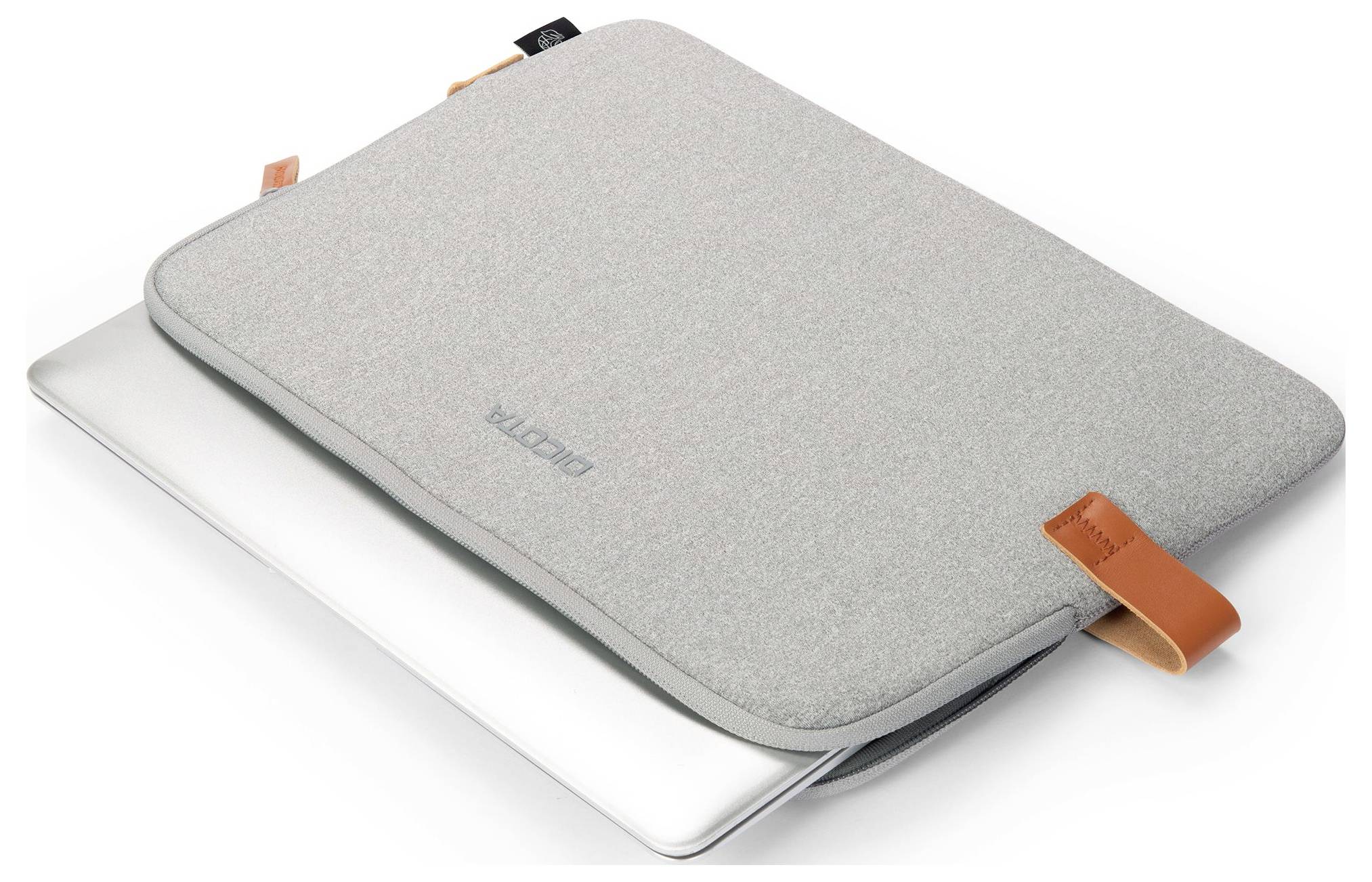 Šedý obal na notebook s hnědými úchyty, částečný pohled na notebook. Účel: Chrání notebook při přepravě.