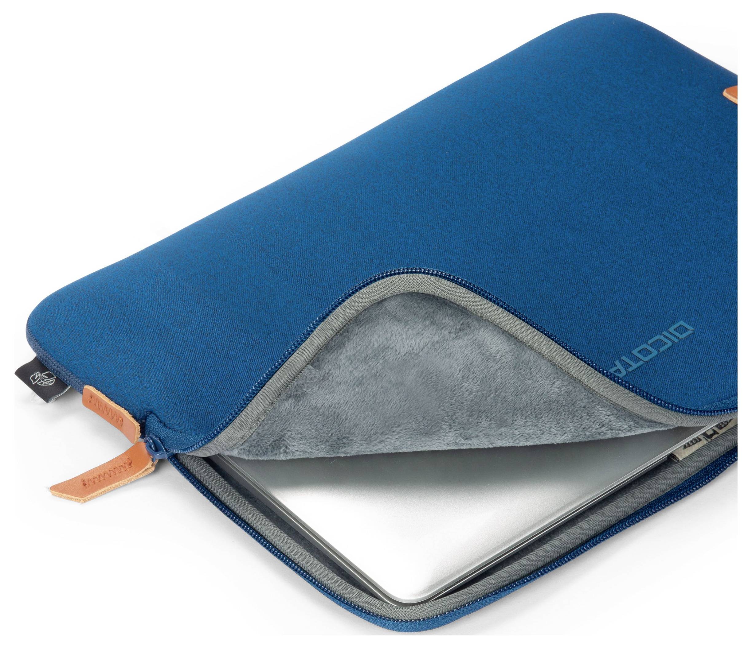 Modrý obal na notebook s šedou vnitřní stranou je lehce otevřený a ukazuje notebook. Obal má oranžové akcenty.