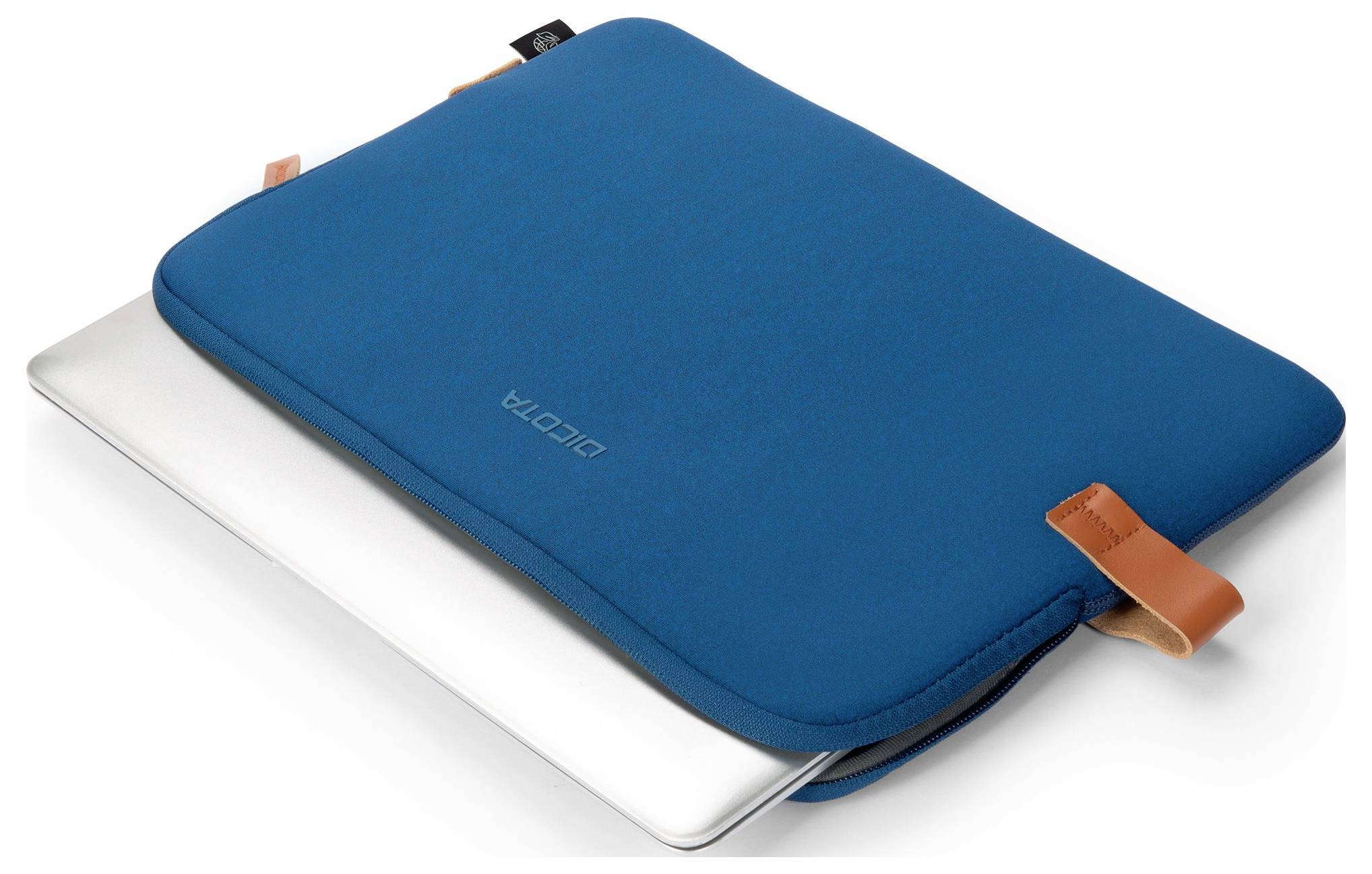 Bílý notebook, který částečně vyčnívá z modré ochranné obálky s hnědými úchyty.