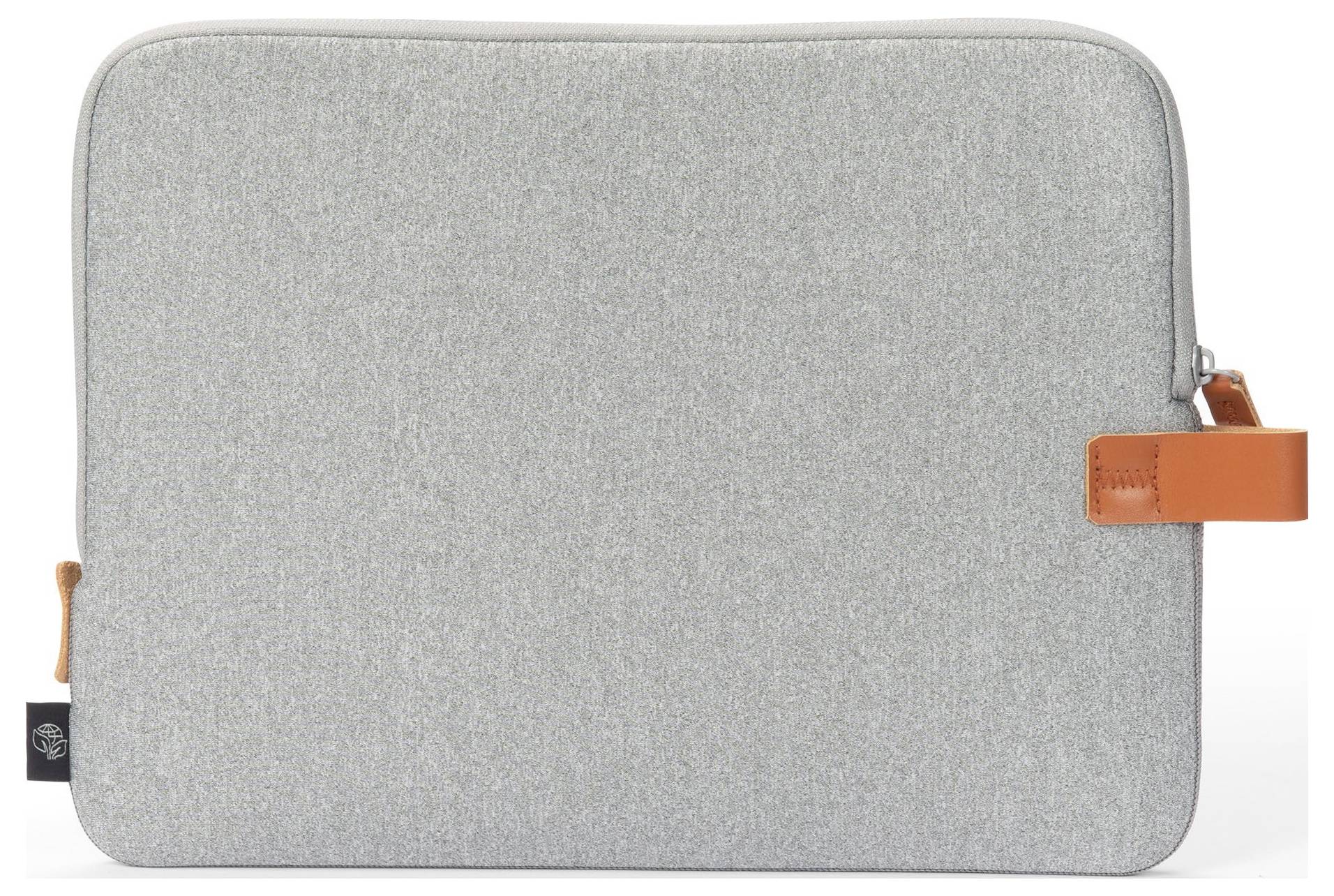 Šedý obal na notebook s oranžovou koženou rukojetí na pravé straně a malým černým štítkem v levém dolním rohu.