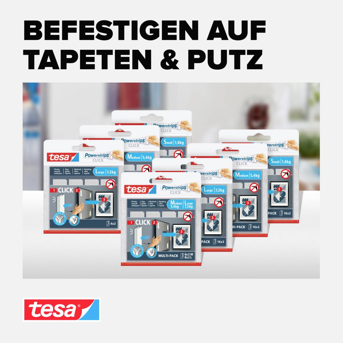 Produktové obaly tesa Powerstrips před rozmazaným pozadím. Text: "Upevnění na tapety a omítku".