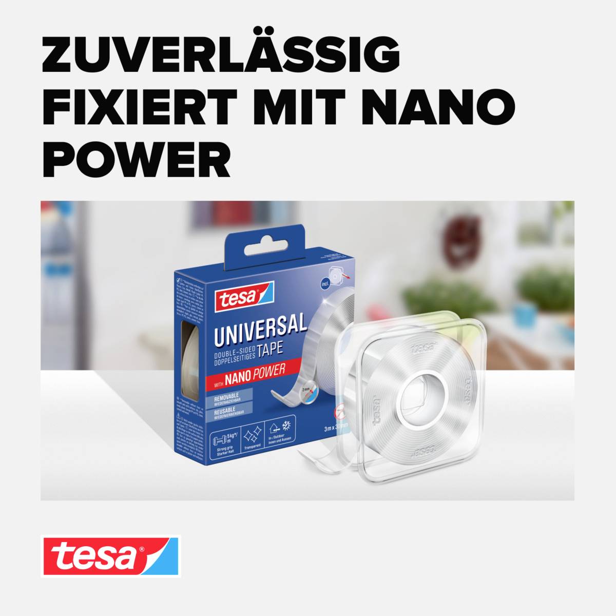 Zobrazení obalu univerzální lepicí pásky Tesa s Nano Power v popředí. Text: Spolehlivě připevněno s Nano Power.