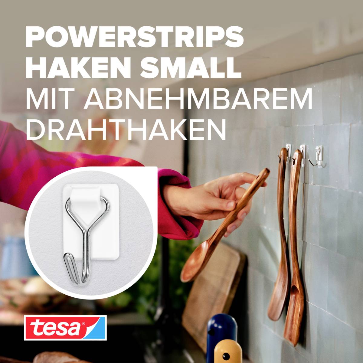 Ruce upevňují dřevěnou vařečku na kuchyňskou dlaždici pomocí malých lepicích háčků Powerstrips od tesy. Text: Malé háčky Powerstrips s odnímatelným drátěným háčkem.