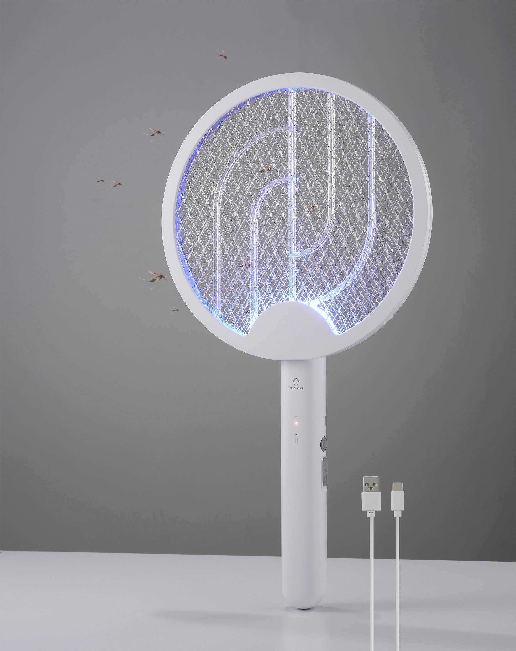 Elektrická plácačka na hmyz s modrým světlem, obklopená malými hmyzem, s USB nabíjecím kabelem na šedém pozadí.