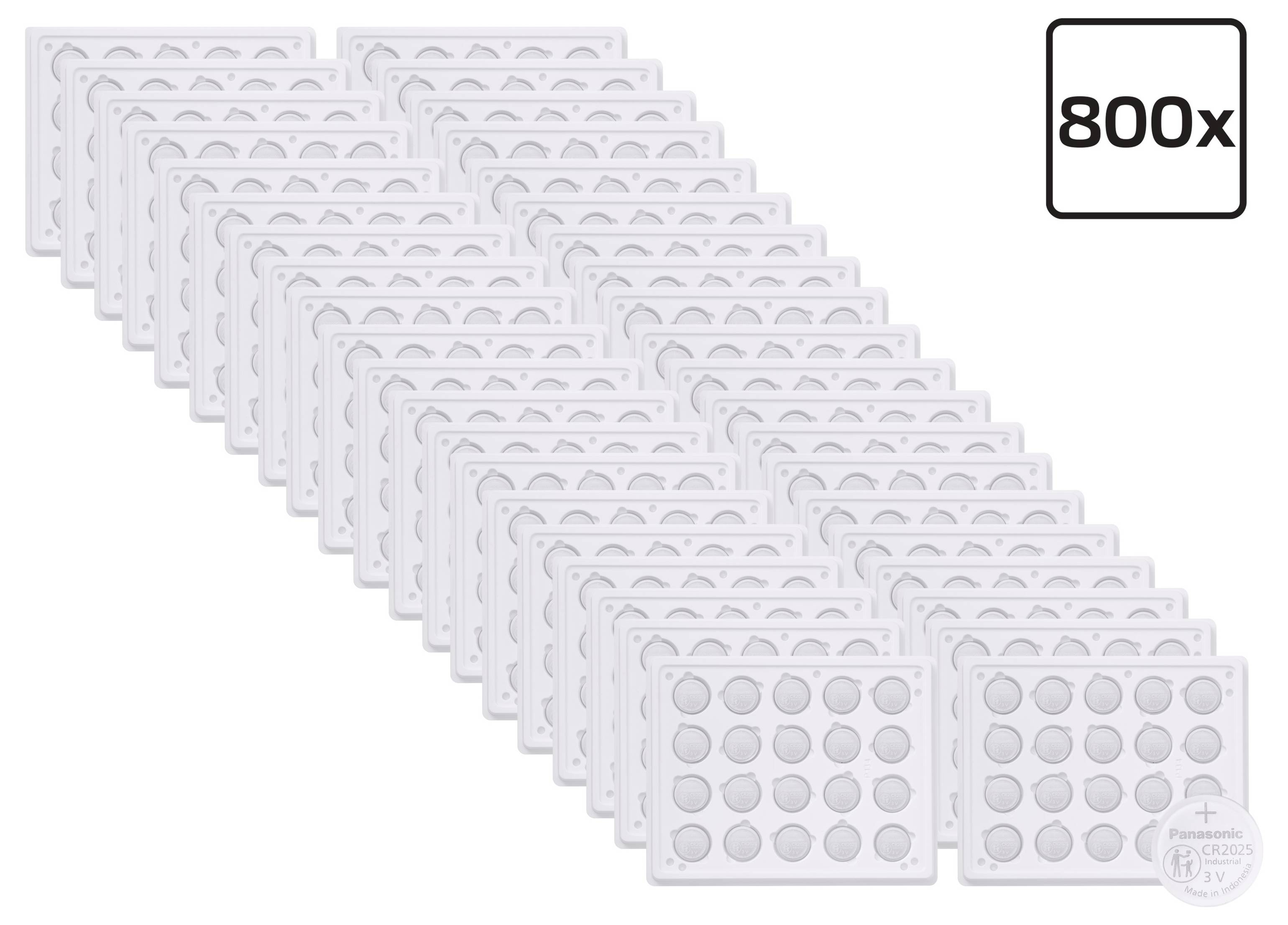 Hromada mnoha identických bílých baterií Panasonic 800x nebo blistrkových karet uspořádaných diagonálně na bílém pozadí.