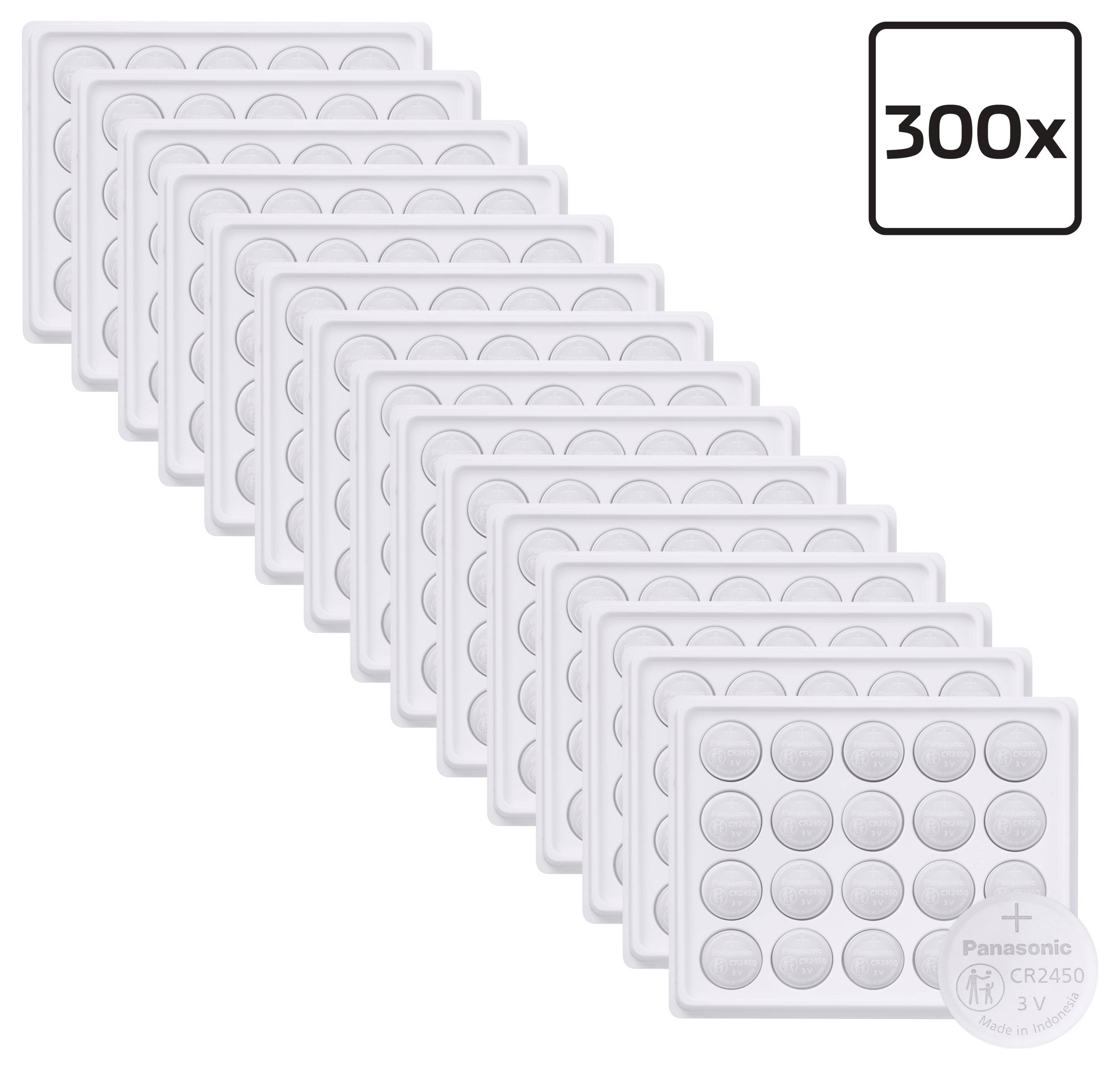 300 knoflíkových článků Panasonic CR2450 3V uspořádaných do hromádky, přičemž jeden článek je označen „Panasonic CR2450 3V".