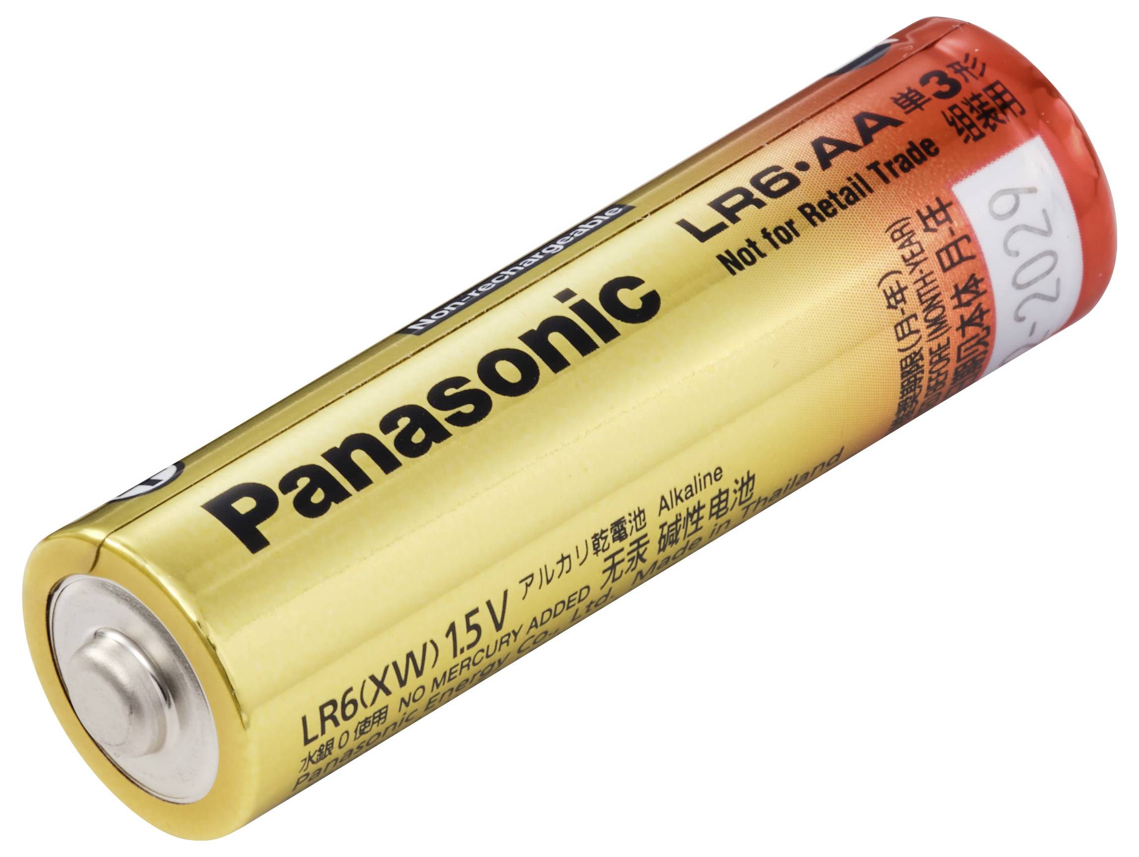 Alkalická baterie Panasonic LR6 AA na bílém pozadí, zobrazená diagonálně s viditelnými štítky a kladným pólem.