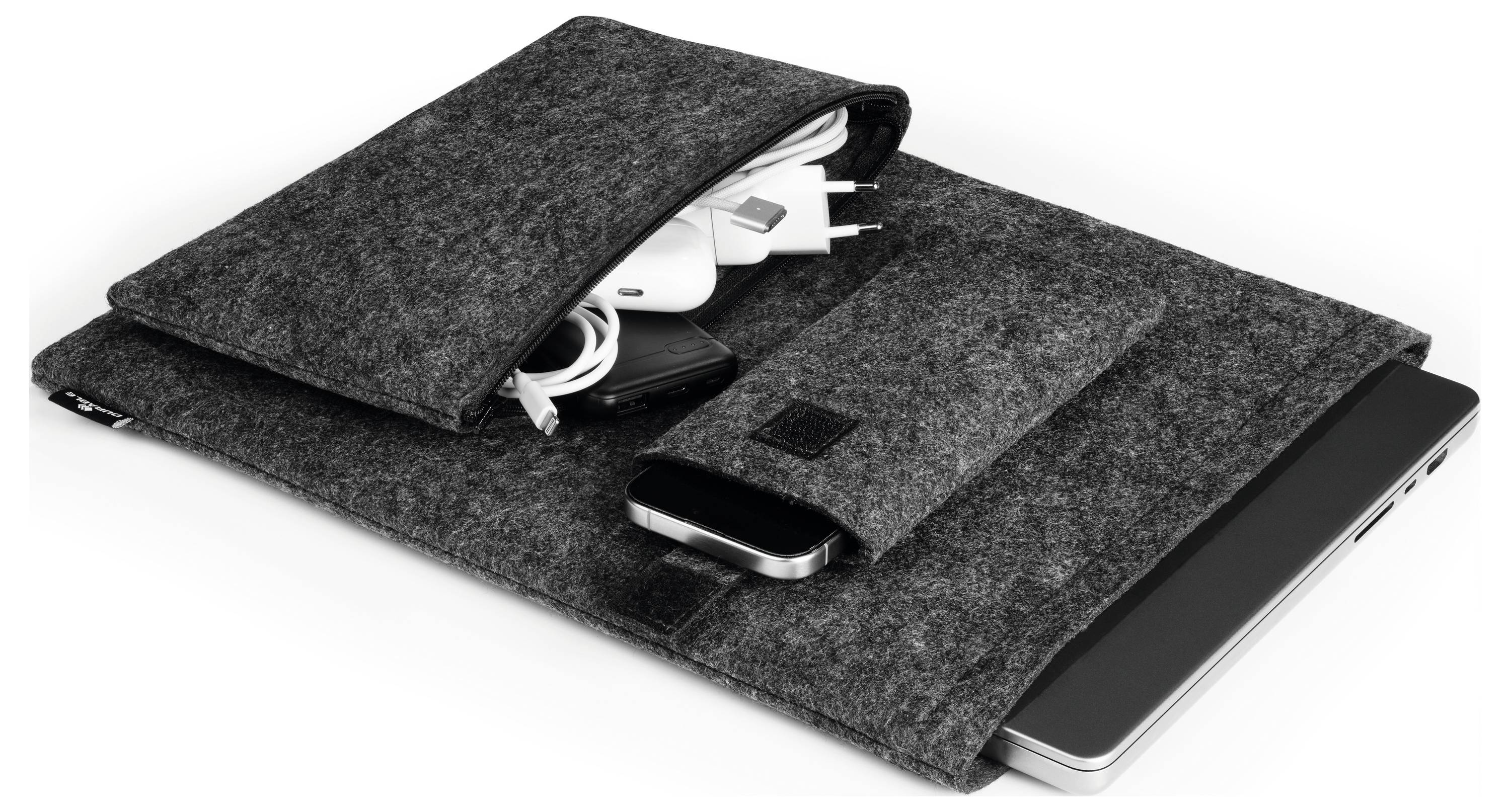 Šedá plstěná taška s několika přihrádkami, obsahující laptop, smartphone a nabíječku. Taška je otevřená a ukazuje svůj obsah.