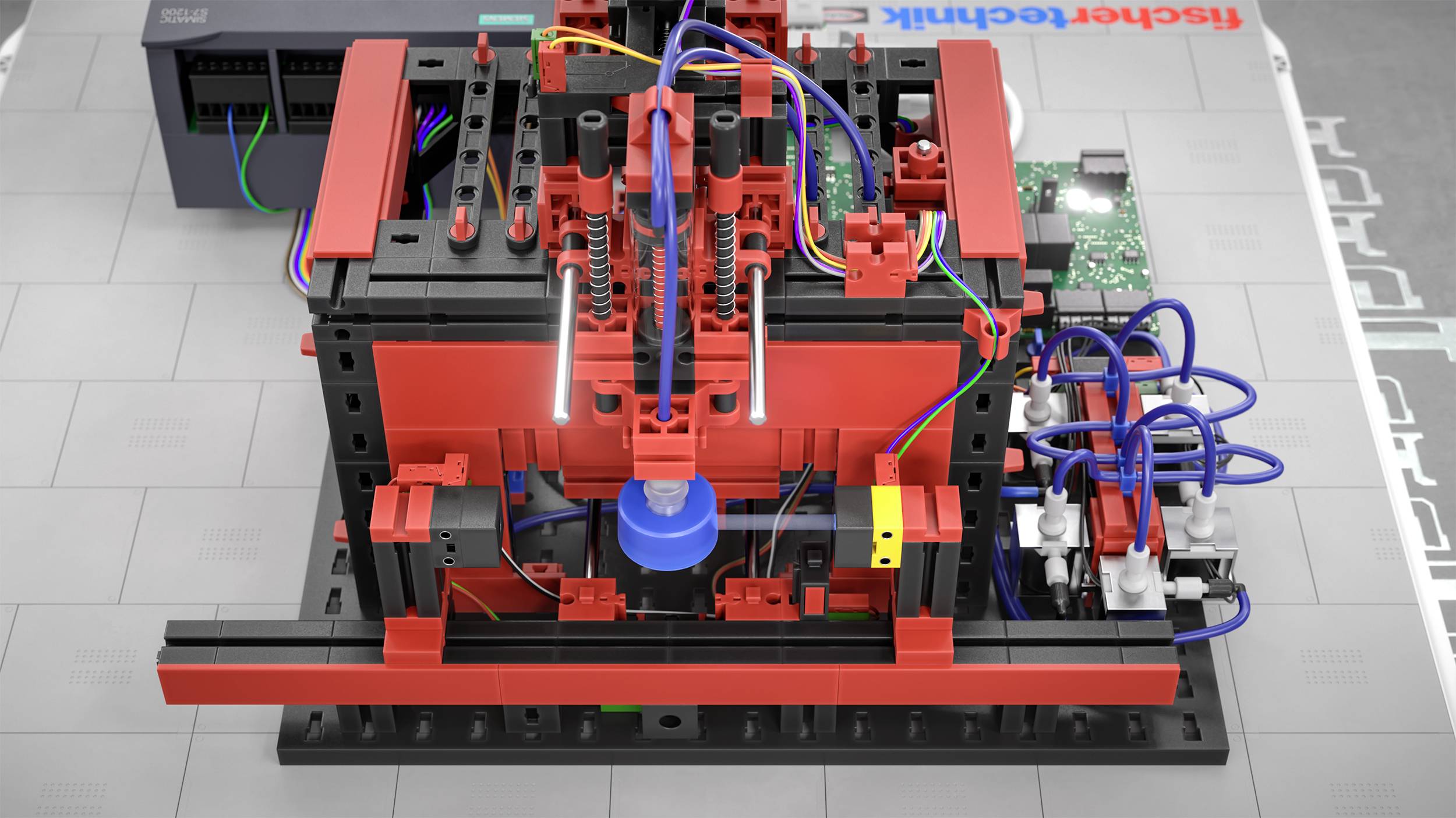 Komplexní LEGO Technic prototyp s červenou a černou konstrukcí. Jsou viditelné různé vodiče a elektrické komponenty.