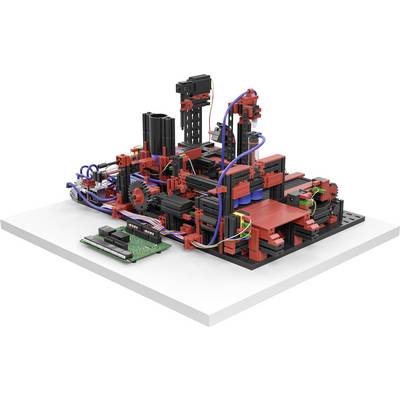 Komplexní model výrobního zařízení ze stavebních kostek s červenými a černými díly a modrými kabely, umístěný na platformě.