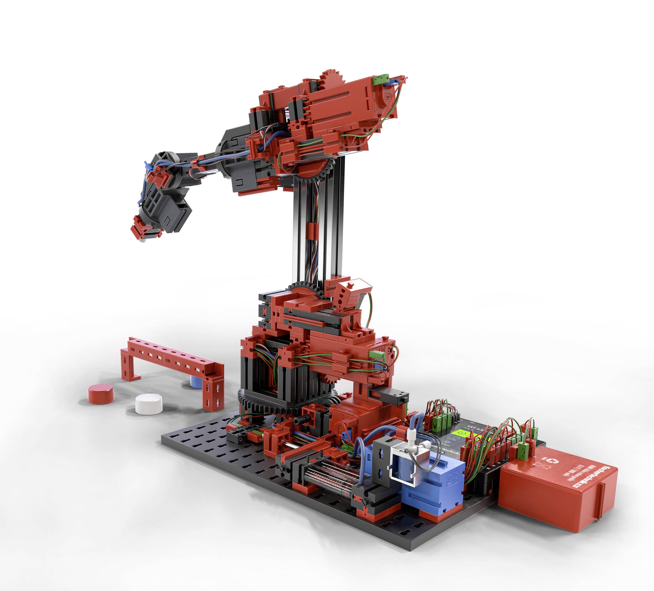 Červené robotické rameno složené z modulárních dílů, které je namontované na platformě. Je propojené kabely a senzory.