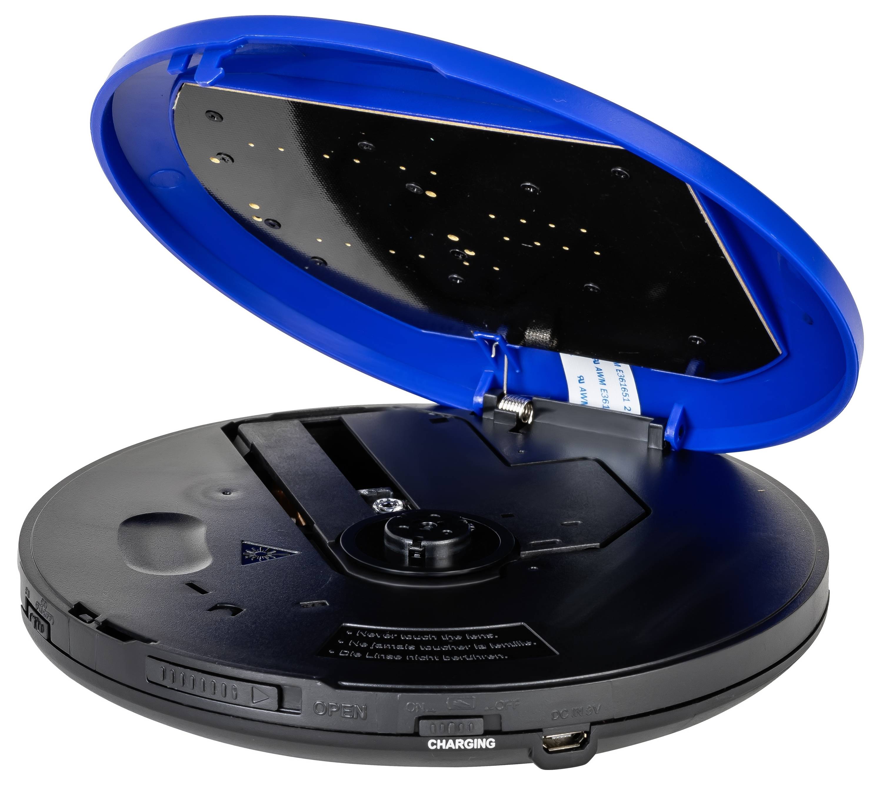 Otevřený discman s modrým krytem ukazuje vnitřní prostor pro CD. Na okraji je připojena nálepka s nápisem 'CHARGING'.