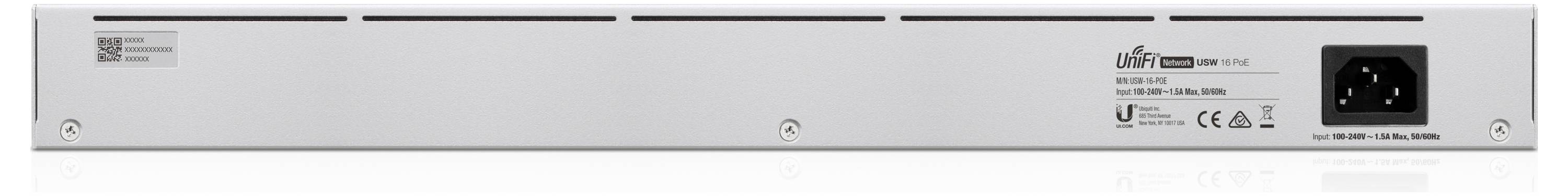 Zadní pohled na elektronické zařízení namontované do racku s napájecím vstupem, výrobním číslem a štítky s regulačními údaji.