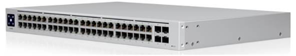 Stříbrný síťový přepínač s 48 ethernetovými porty, s indikátory napájení na levé straně, používaný pro připojení několika zařízení v síti.