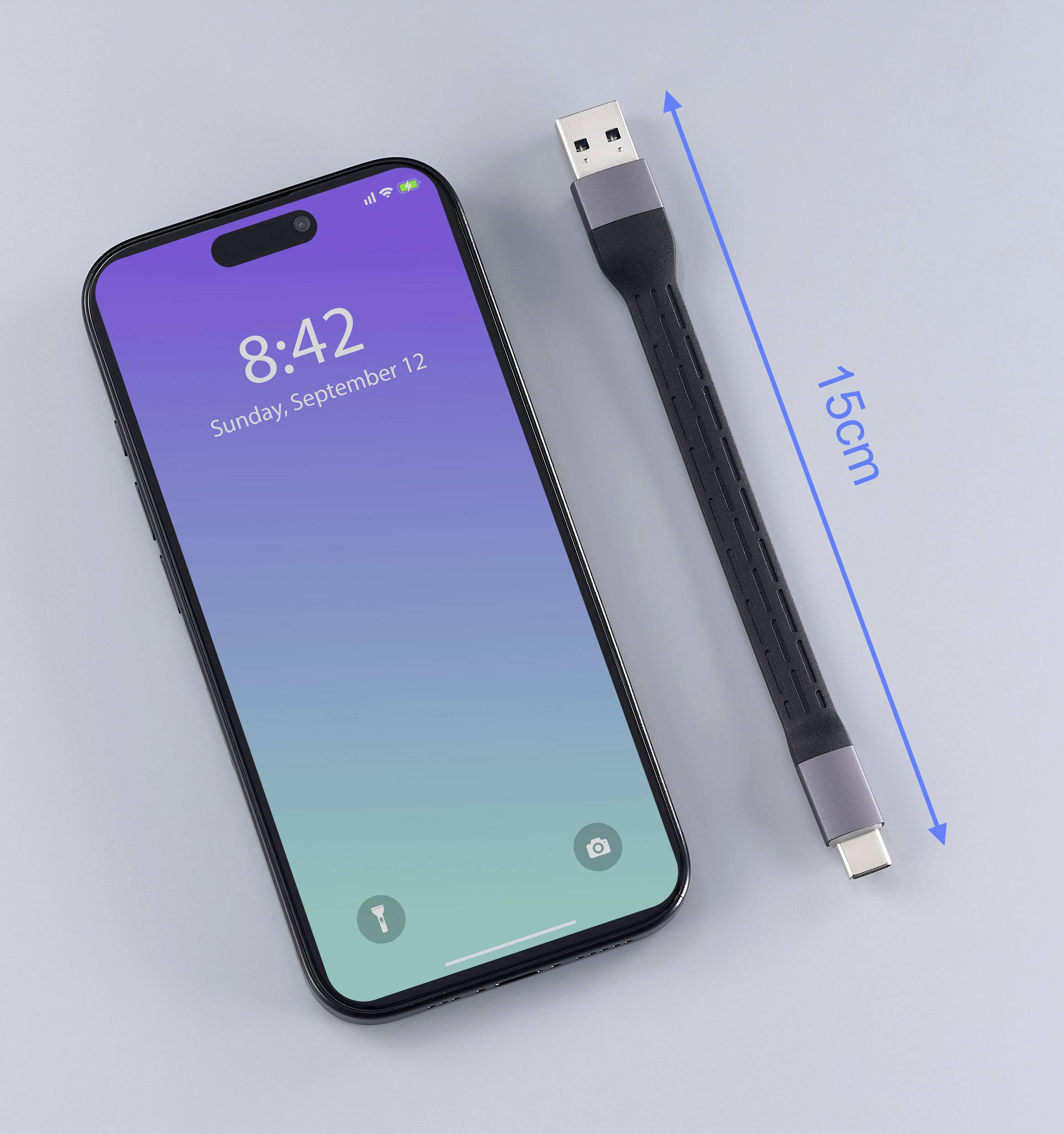 Smartphone s modrým displejem vedle USB kabelu dlouhého 15 cm. Datum na telefonu je 'Neděle, 12. září', čas je 8:42.