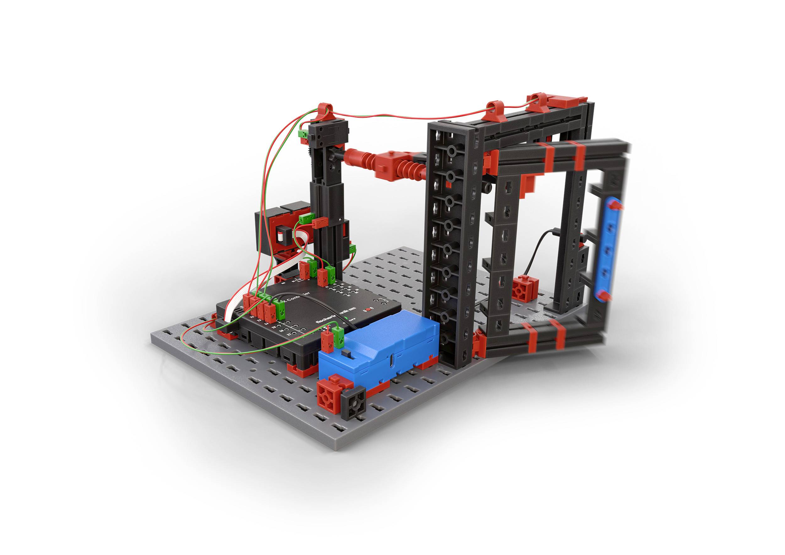 3D tiskařská sada v modelovém provedení, složená z černých a červených stavebních prvků, s kabely a modrým prvkem na šedé základně.