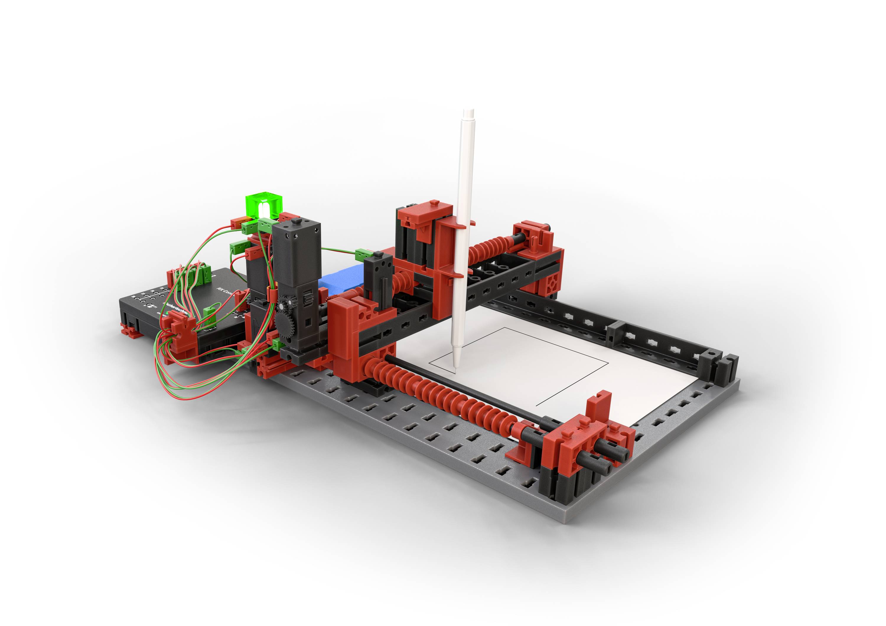 3D tiskárna složená z barevných plastových dílů kreslí na list papíru pomocí pera. Elektronické komponenty jsou viditelné.