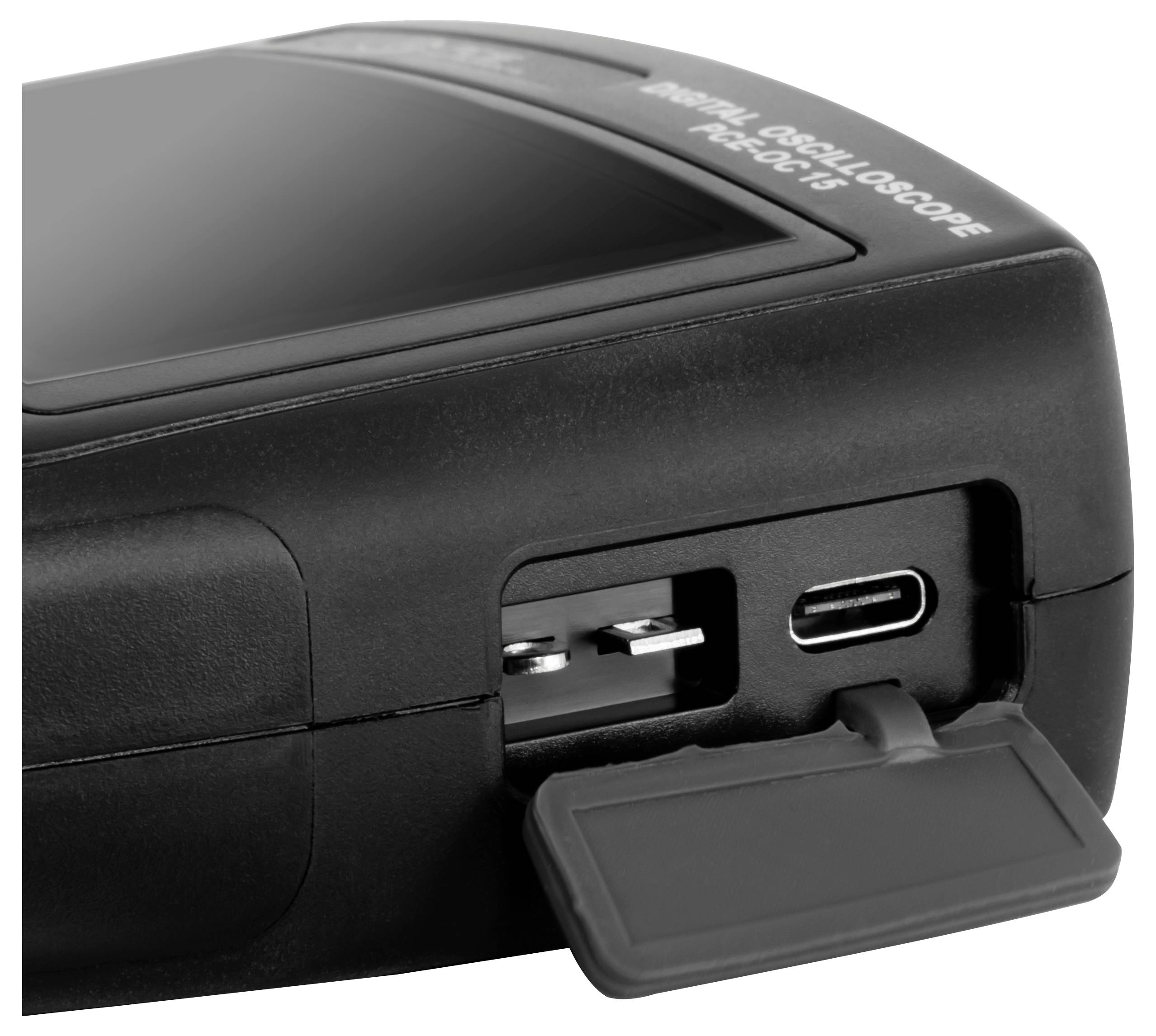 Detailní snímek přenosného černého digitálního osciloskopů s bočními porty a sklopným gumovým krytem přes konektory.