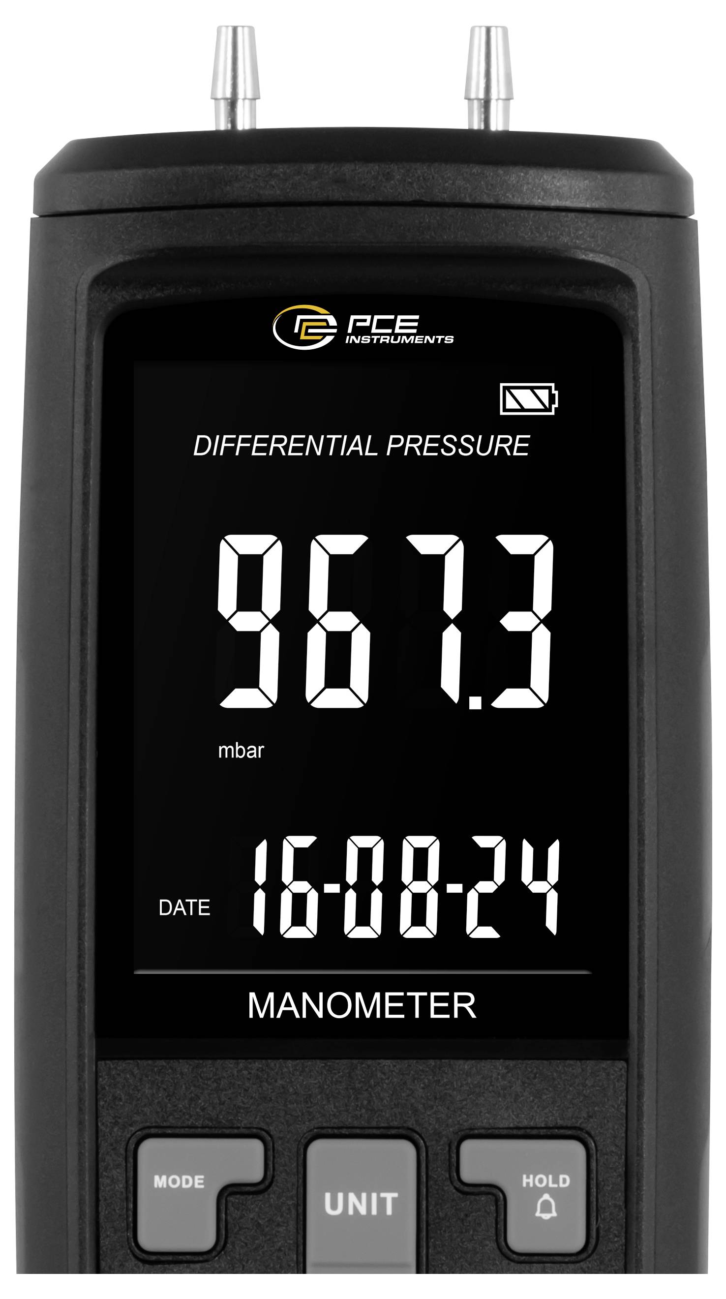 Přenosný digitální manometr zobrazující diferenční tlak 967,3 mbar se zobrazeným datem 16-08-24 na displeji.