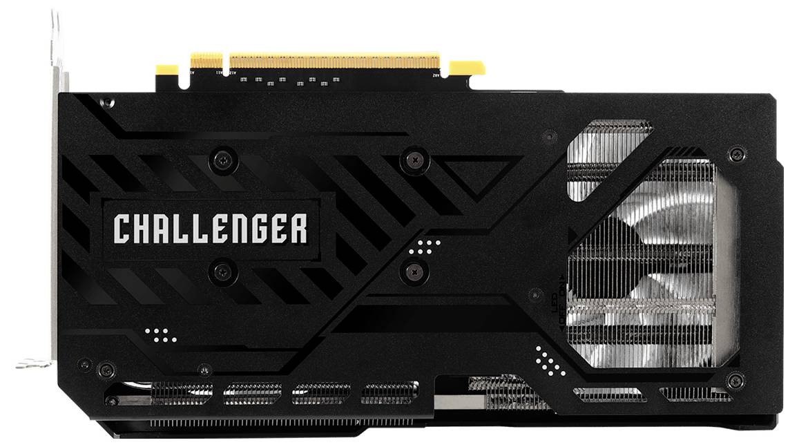 Grafická karta s nápisem CHALLENGER. Černý design, větrák viditelný, obdélníkový tvar s přípojkami na jedné straně.