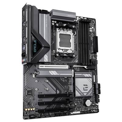 Základní deska s několika sloty a konektory. Viditelné jsou sloty pro RAM, patice procesoru a konektory pro rozšiřující hardware.