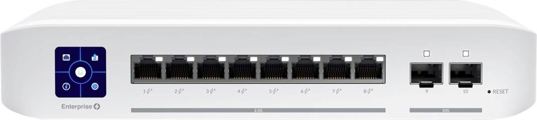 Bílý síťový switch s osmi ethernetovými porty a dvěma dodatečnými přípojkami. Vlevo je viditelný modrý kontrolní panel.