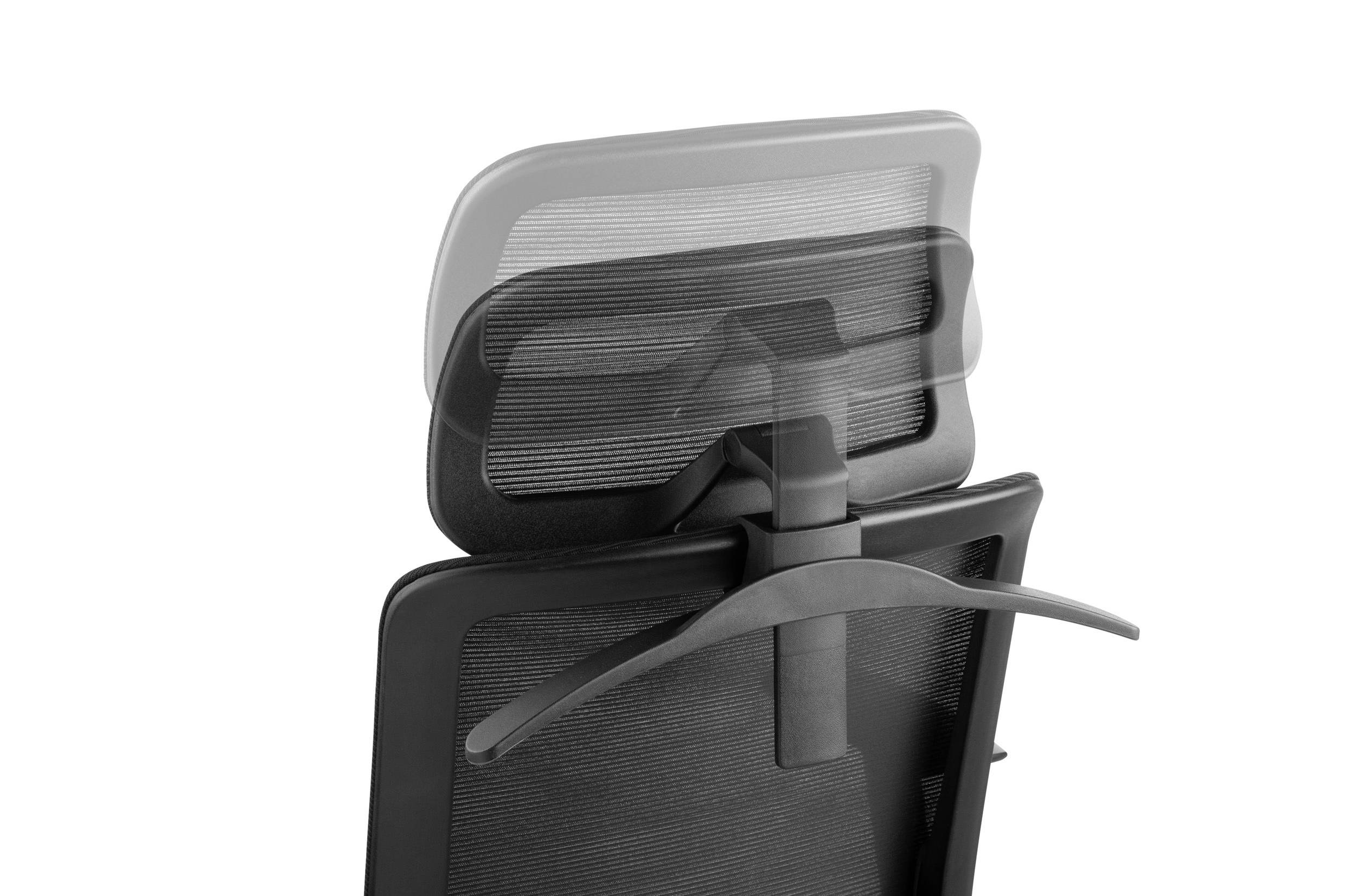 Ergonomická kancelářská židle s nastavitelnou opěrkou hlavy a věšákem na oblečení, pohled zezadu, vyrobená z černé síťované látky.